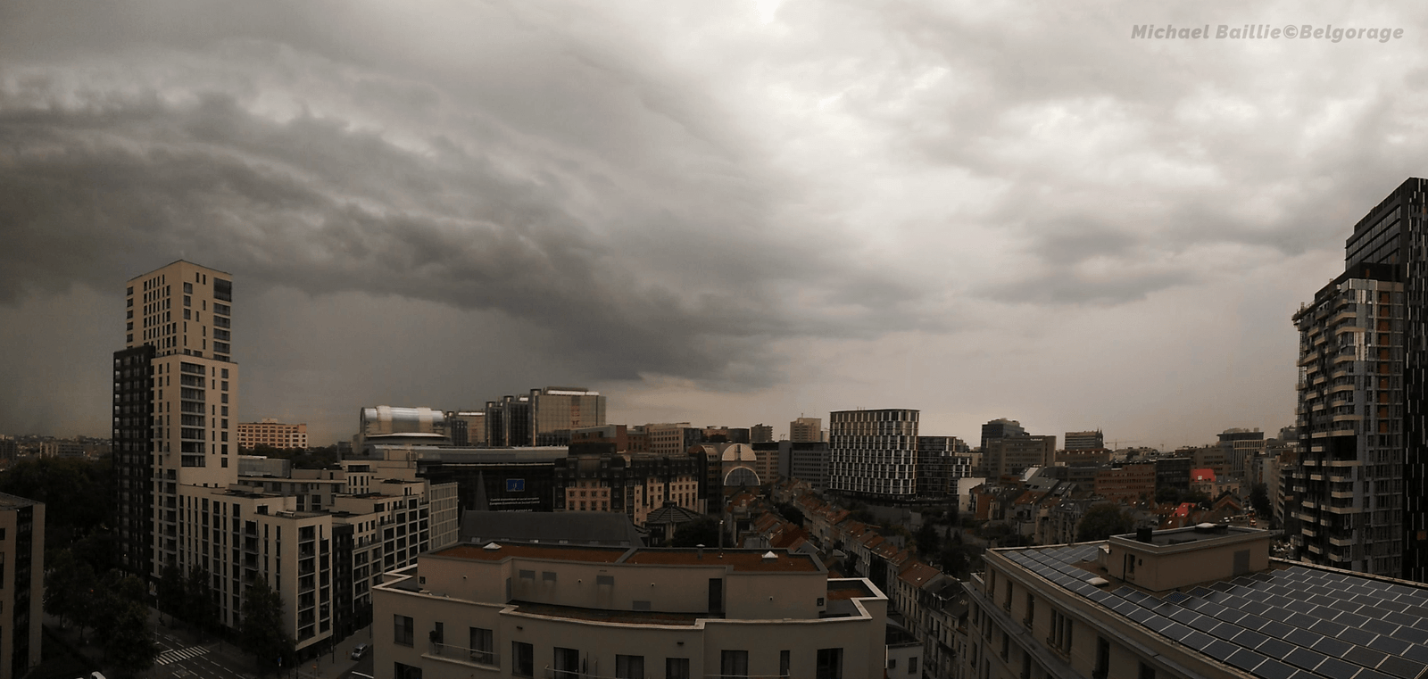Orage monocellulaire observé depuis la région de Bruxelles, le 07 juin 2018 à 07h52. Crédit photo : Michael Baillie